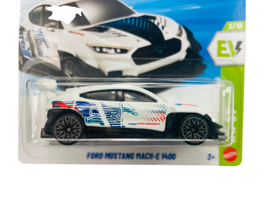 Opakowanie z metalowym modelem samochodu Hot Wheels przedstawiającym Ford Mustang Mach-E 1400. Na opakowaniu widnieje napis \'FORD MUSTANG MACH-E 1400\' oraz logo \'Mattel\'.