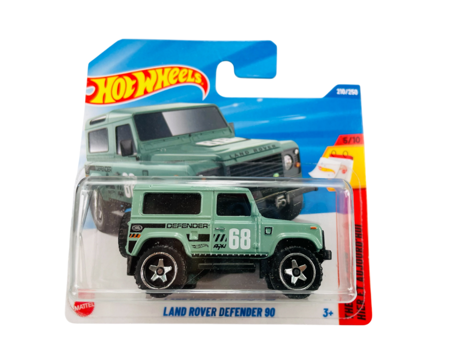 Opakowanie z metalowym modelem samochodu Hot Wheels, przedstawiającym Land Rover Defender 90 w kolorze zielonym z numerem 68 na boku. Na opakowaniu widnieje napis \'LAND ROVER DEFENDER 90\' oraz logo Hot Wheels.