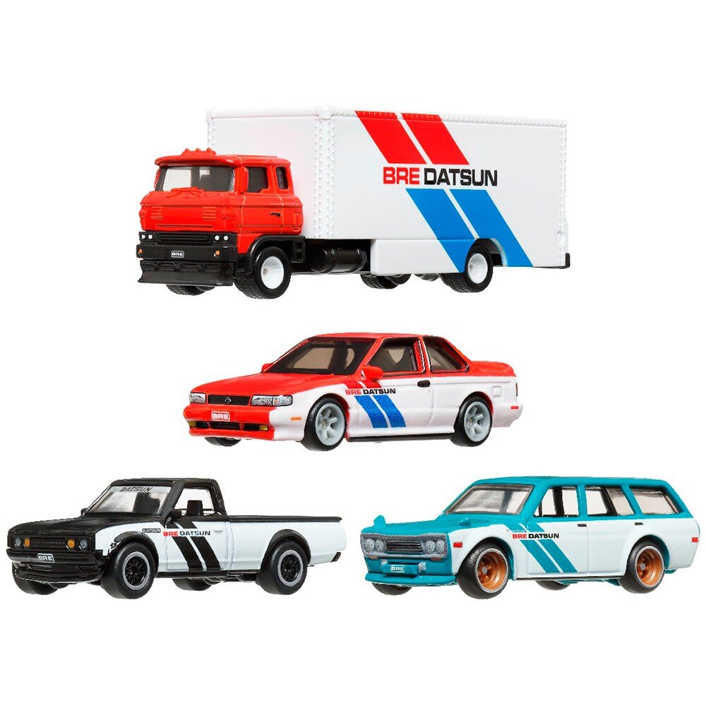 Na obrazie widoczne są cztery metalowe modele samochodów, w tym ciężarówka z napisem \'BRE DATSUN\' na boku oraz trzy samochody osobowe w różnych kolorach z podobnym oznaczeniem. Modele mają detale w kolorach czerwonym, niebieskim i białym.