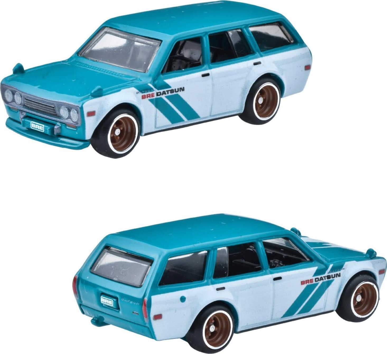 Dwa metalowe modele samochodów w kolorze niebieskim z białymi i czerwonymi detalami oraz napisem \'BRE DATSUN\' na boku. Samochody mają brązowe felgi i szczegółowe wykończenia, takie jak reflektory i zderzaki.