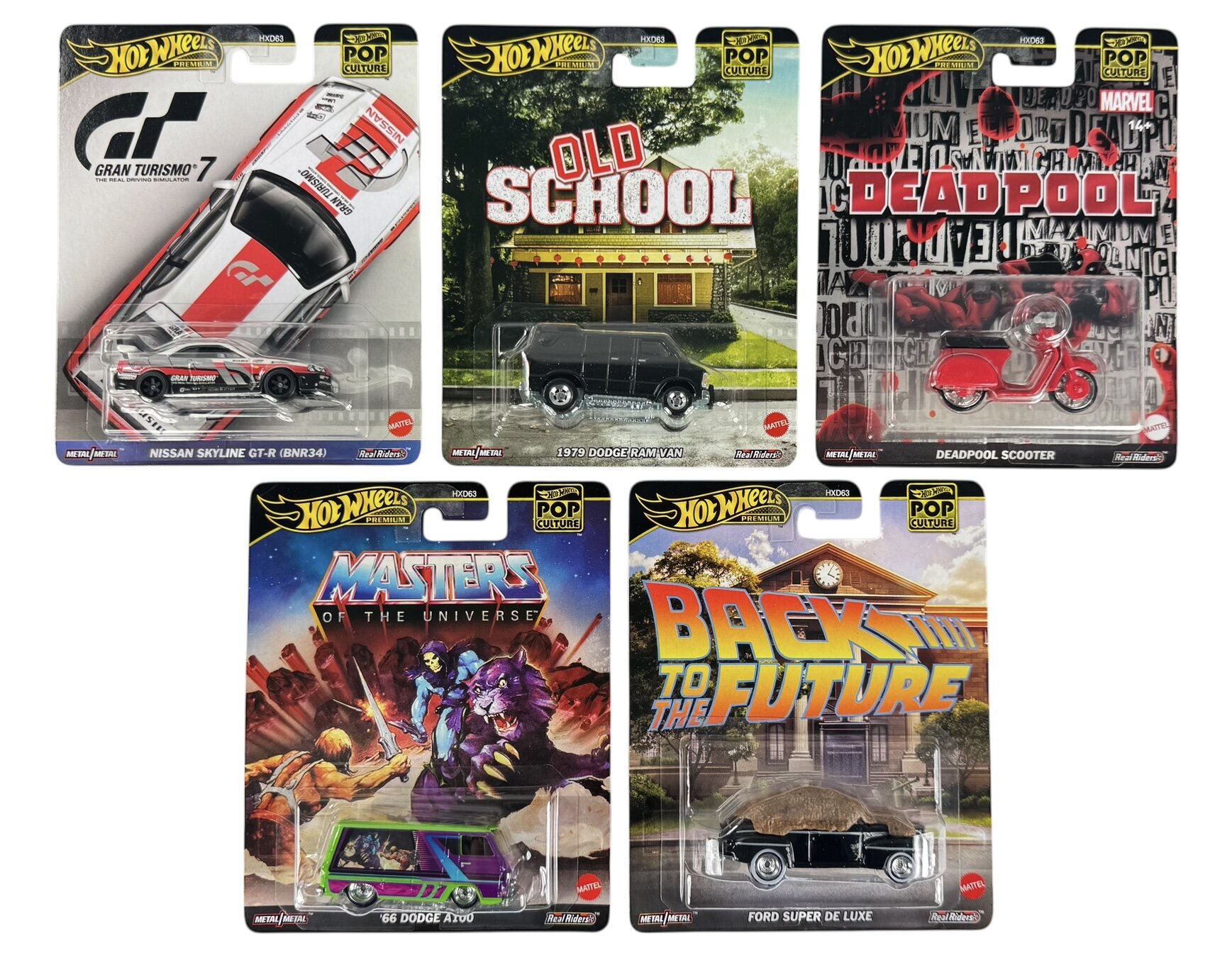Na obrazie widoczne są opakowania pięciu modeli samochodów Hot Wheels z serii Pop Culture. Każde opakowanie przedstawia inny motyw: Gran Turismo 7, Old School, Deadpool, Masters of the Universe oraz Back to the Future.