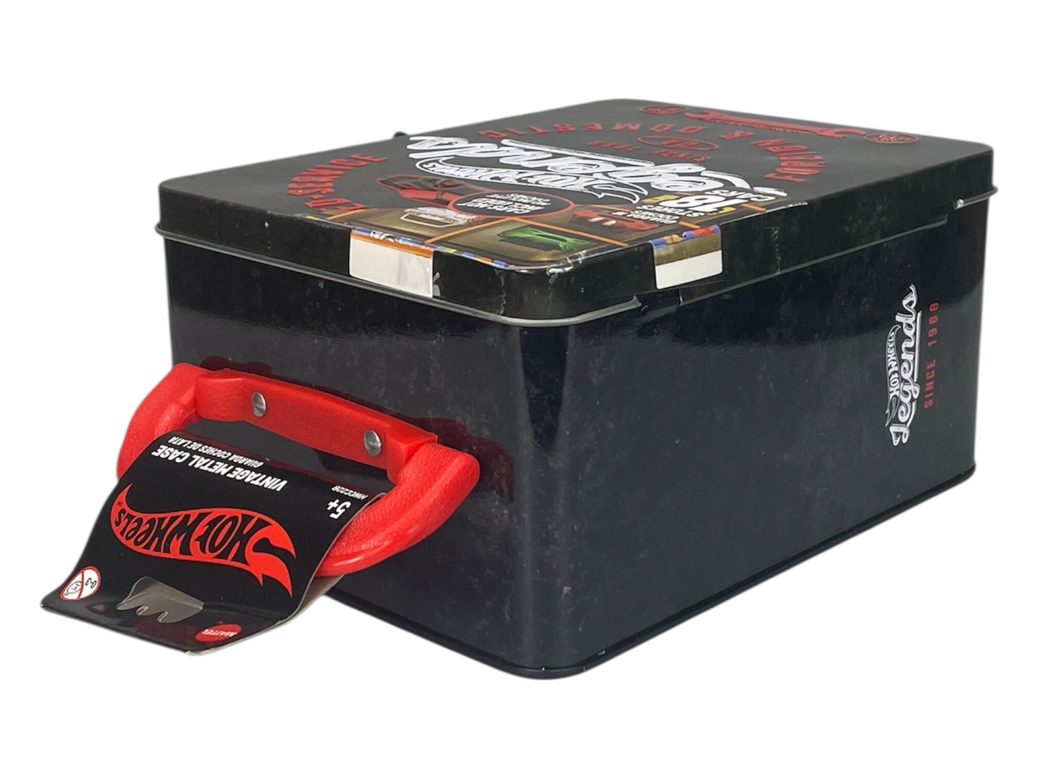 Czarna metalowa walizka z czerwonym uchwytem, ozdobiona logo \'Hot Wheels\' na wieczku. Walizka jest nowa i zamykana, przeznaczona na 18 samochodów.