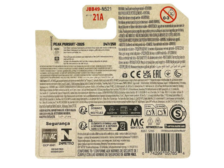 Opakowanie produktu z serii Hot Wheels z oznaczeniem \'PEAK PURSUIT - 2025\' i numerem 247/250. Widoczne są różne ostrzeżenia, symbole recyklingu oraz kod kreskowy 074299057854.