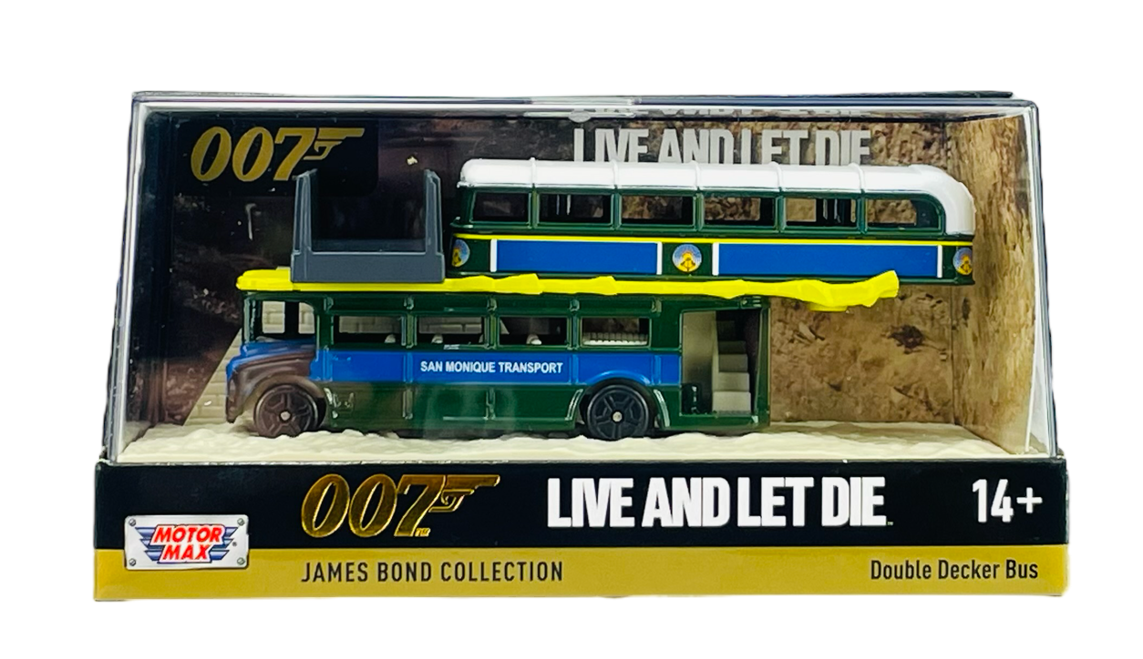Model autobusu piętrowego w gablotce z napisem \'SAN MONIQUE TRANSPORT\' oraz \'LIVE AND LET DIE\'. Opakowanie zawiera logo \'Motormax\', napis \'JAMES BOND COLLECTION\' i oznaczenie wiekowe \'14+\'.