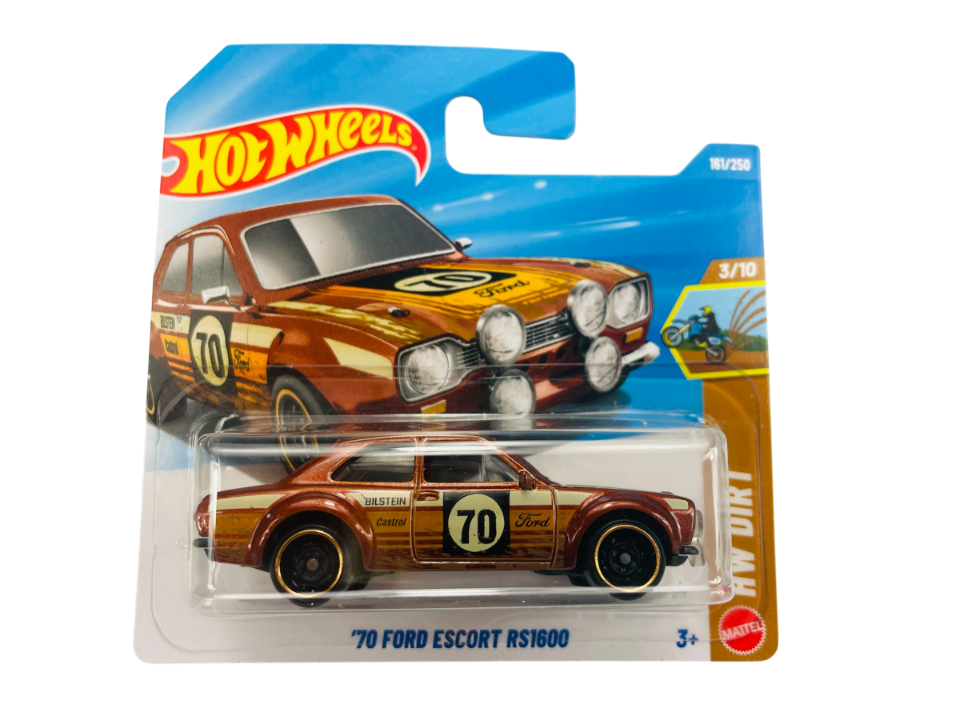 Opakowanie z modelem samochodu \'70 Ford Escort RS1600 w kolorze brązowym z numerem 70 na drzwiach. Widoczne logo Hot Wheels i oznaczenie 161/250 HW Dirt 3/10.
