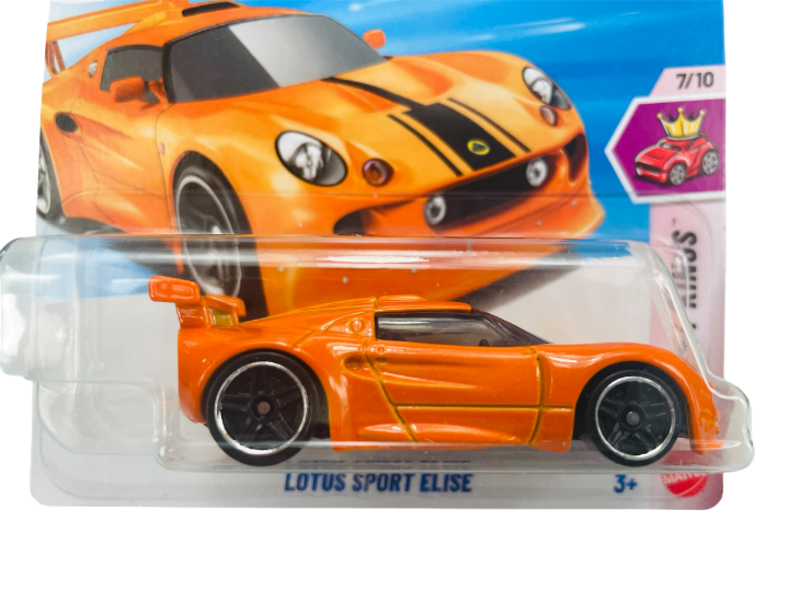 Na obrazku znajduje się pomarańczowy model samochodu Lotus Sport Elise w opakowaniu. Widoczny jest również rysunek samochodu oraz tekst \'LOTUS SPORT ELISE\' i oznaczenie wiekowe \'3+\'.