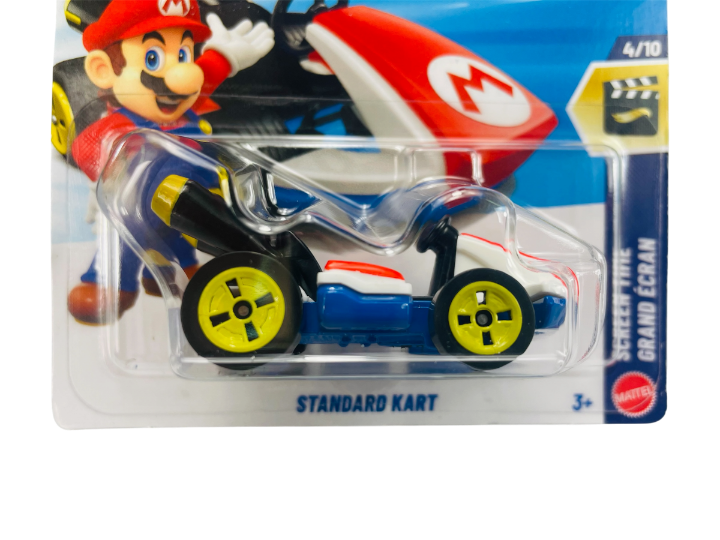 Opakowanie z zabawkowym modelem gokarta z żółtymi kołami i niebiesko-czerwonym nadwoziem. Widoczny napis: \'STANDARD KART\', \'SCREEN TIME GRAND ÉCRAN\', logo \'Mattel\'.