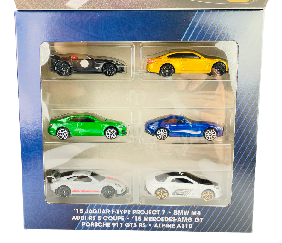 Zestaw sześciu metalowych modeli samochodów w różnych kolorach w opakowaniu z przezroczystym frontem. Widoczny tekst: \'15 Jaguar F-Type Project 7, BMW M4, Audi RS 5 Coupe, \'15 Mercedes-AMG GT, Porsche 911 GT3 RS, Alpine A110\'.