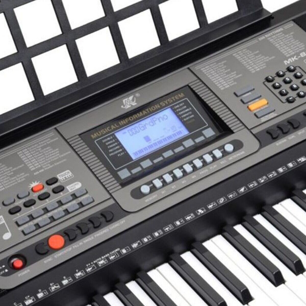 Elektroniczny keyboard z 61 klawiszami, wyświetlaczem LCD i różnymi przyciskami funkcyjnymi. Widoczny jest także pulpit do nut oraz logo producenta na panelu sterowania.