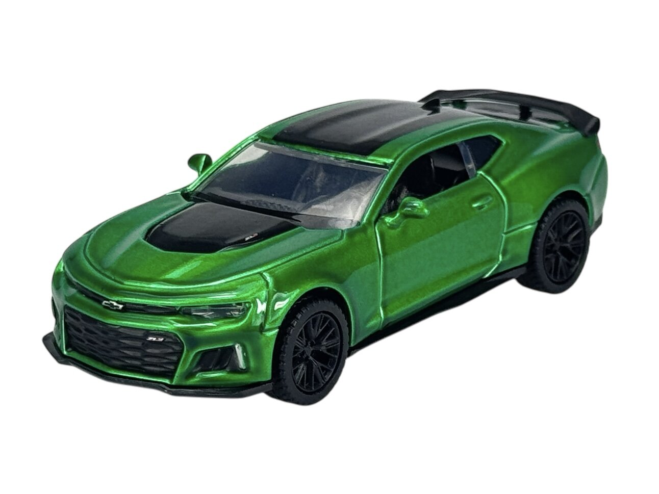 Zielony model samochodu sportowego z czarnymi elementami, w tym dachem i felgami. Na przodzie widoczne jest logo producenta w kształcie krzyża.
