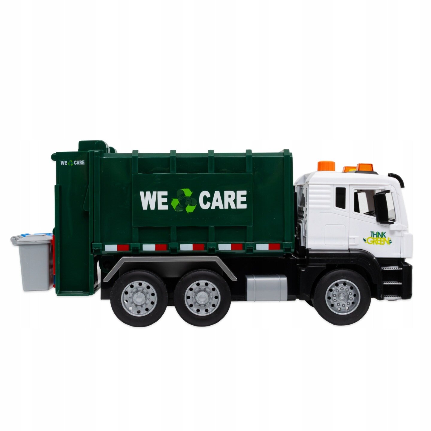 Zabawka śmieciarka w kolorze zielono-białym z napisem \'WE CARE\' i symbolem recyklingu na boku. Pojazd posiada sześć kół i pomarańczowe światła ostrzegawcze na dachu.
