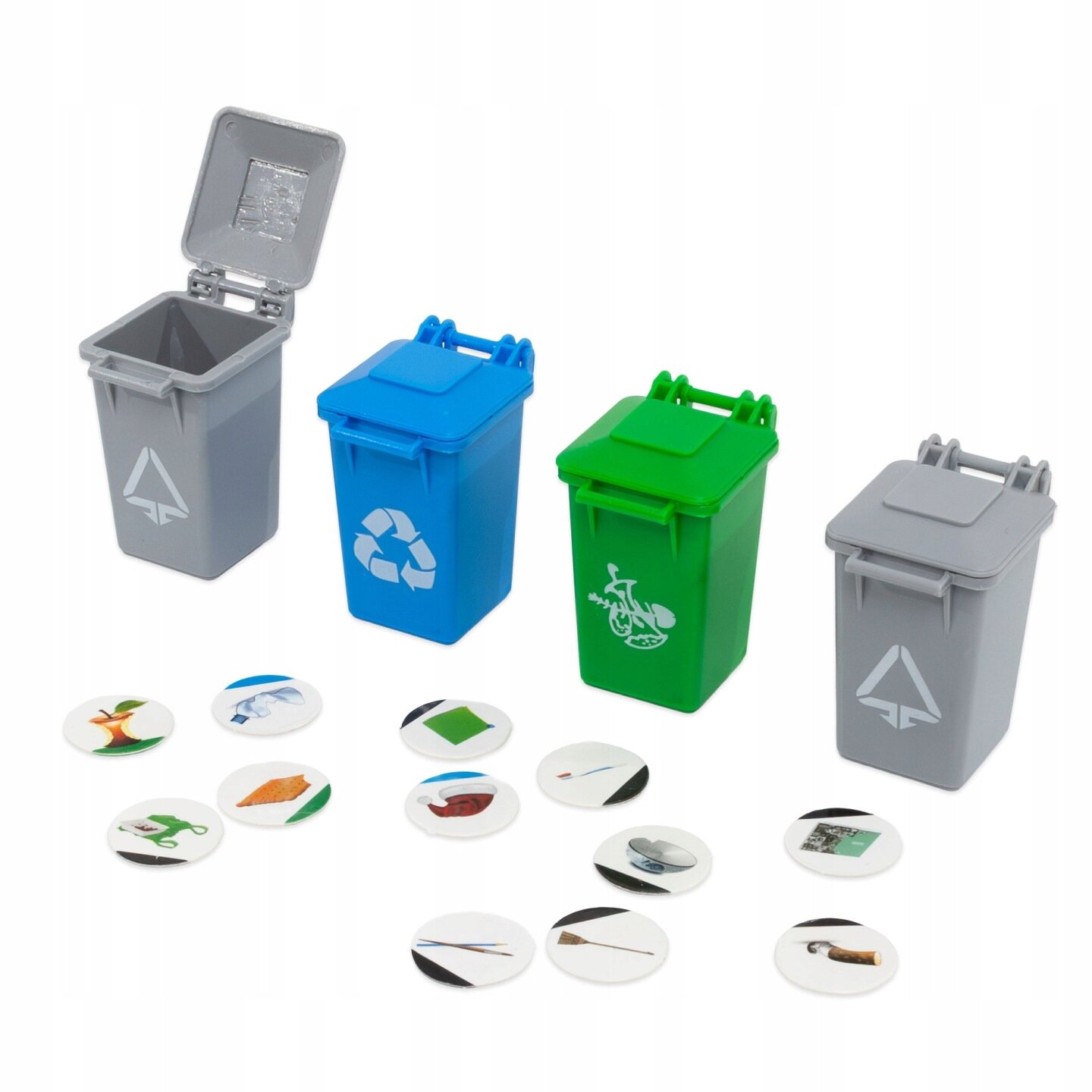 Na obrazie znajdują się trzy plastikowe kosze na śmieci w kolorach szarym, niebieskim i zielonym, każdy z symbolem recyklingu. Przed koszami leży kilka okrągłych kart z obrazkami różnych przedmiotów.