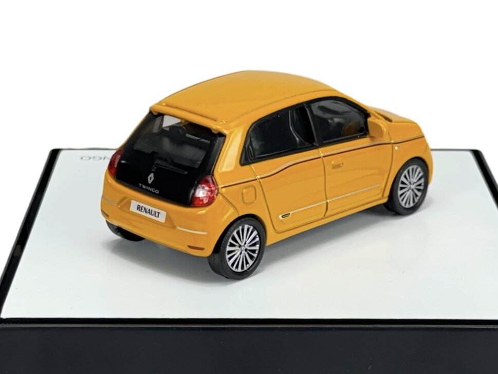 Model samochodu w kolorze żółtym na podstawce, z widocznym logo Renault i napisem \'RENAULT\' na tablicy rejestracyjnej.