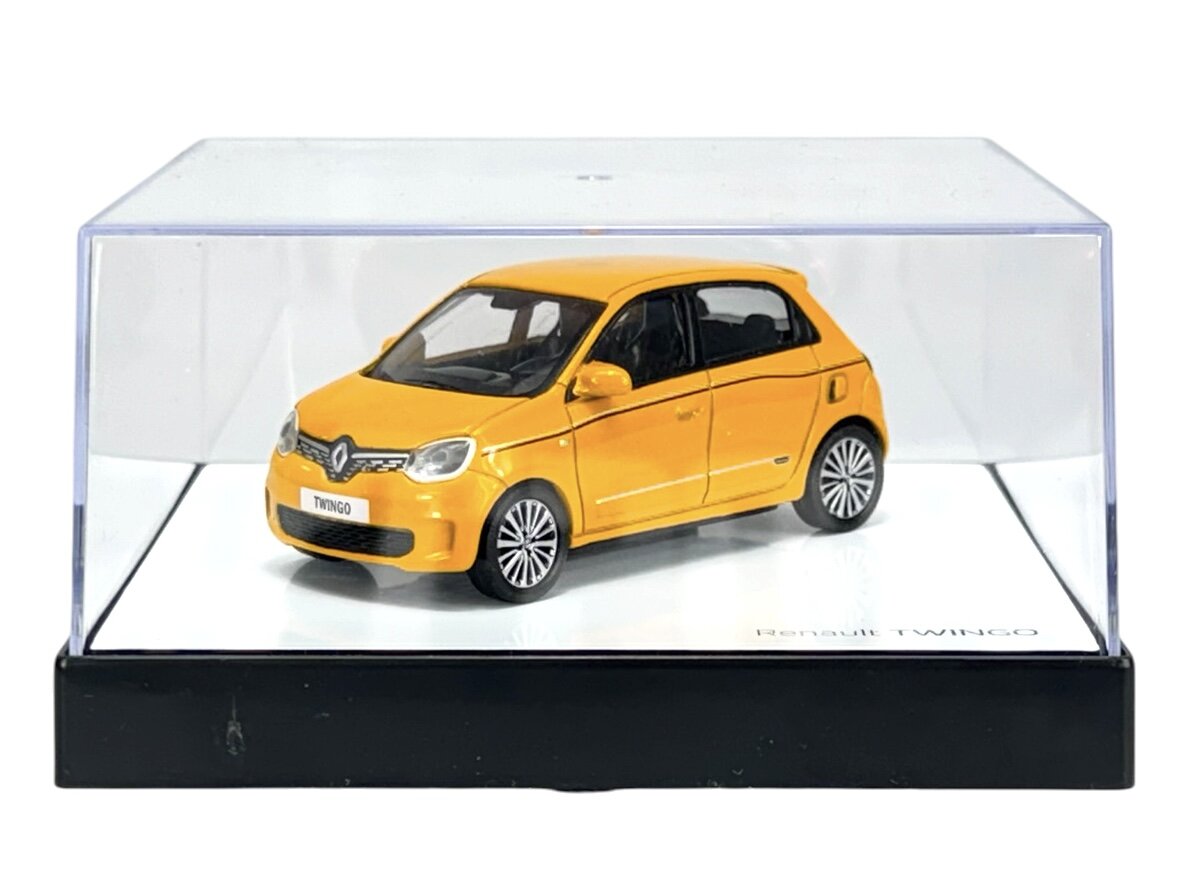 Model samochodu w kolorze żółtym umieszczony w przezroczystej gablocie. Na podstawie widoczny napis: \'Renault Twingo\'.