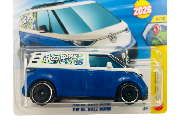 Model samochodu Hot Wheels VW ID. Buzz Bomb w kolorze niebieskim z białym dachem, zapakowany w przezroczyste opakowanie. Na opakowaniu widoczny jest napis \'BUZZ BOMB\' oraz liczba \'2026\'.