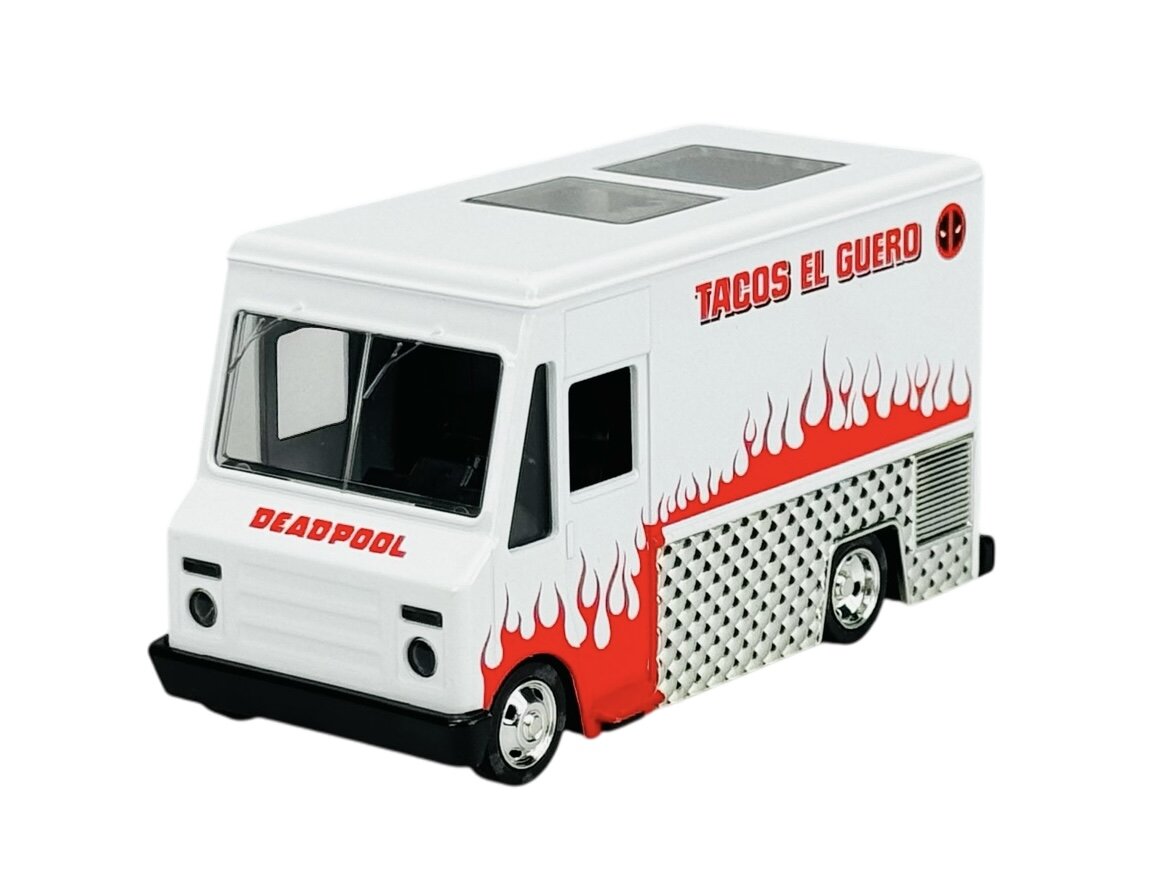 Model białej ciężarówki z napisem \'DEADPOOL\' z przodu i \'TACOS EL GUERO\' z boku, ozdobiony czerwonymi płomieniami. Na boku widoczne jest także logo z okręgiem i symbolem przypominającym twarz.