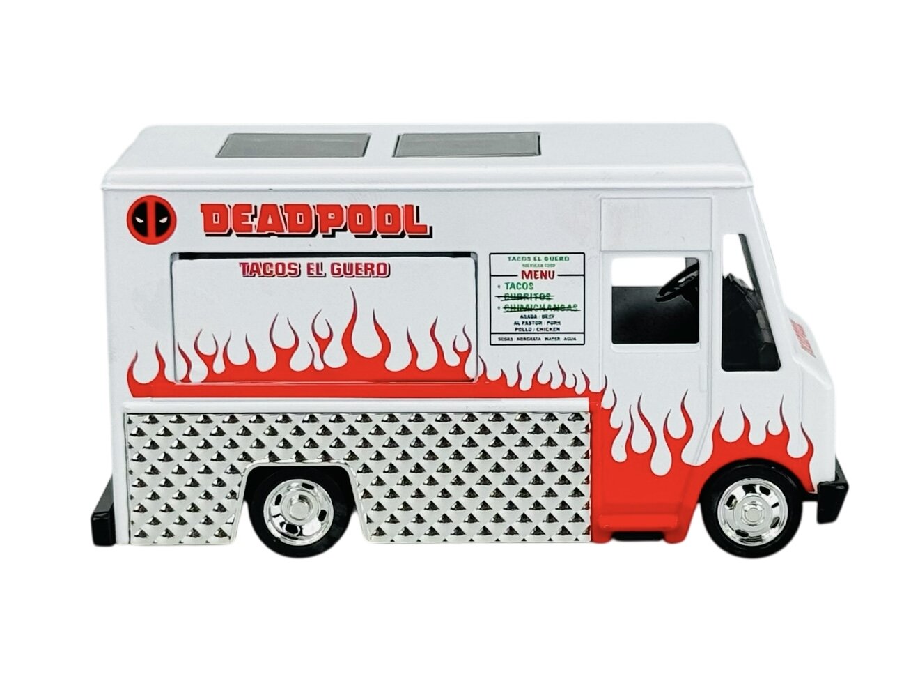 Biały model ciężarówki taco z czerwonymi płomieniami i napisem \'DEADPOOL\' oraz \'TACOS EL GUERO\'. Na boku widoczna jest tablica z menu i wzór przypominający metalową kratkę.