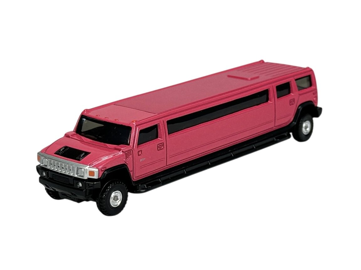 Różowy model limuzyny Hummer H2 z czarnymi szybami i srebrnym grillem. Pojazd ma cztery koła i jest wykonany z metalu.