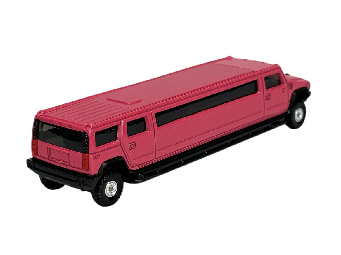 Różowy model limuzyny Hummer H2 z czarnymi szybami i srebrnymi kołami, wykonany z metalu.