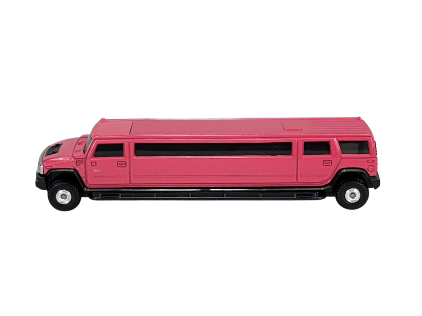 Różowy model limuzyny Hummer H2 z czarnymi szybami i srebrnymi kołami, widoczny z boku na białym tle.