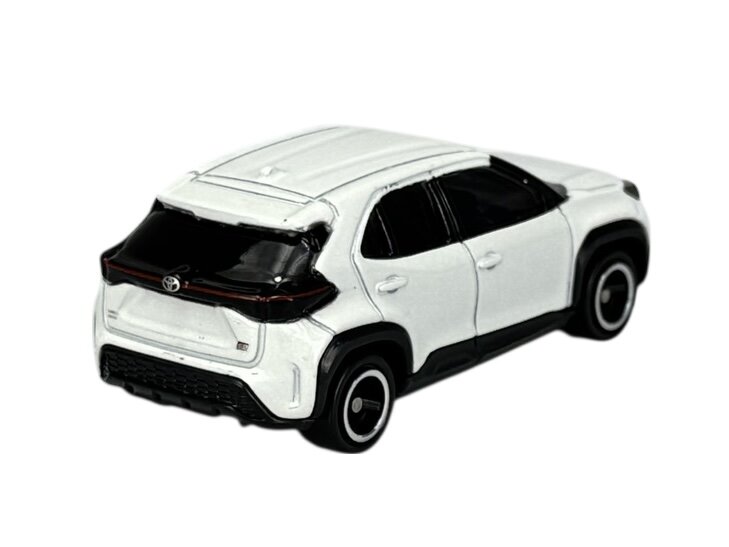Metalowy model samochodu w kolorze białym z czarnymi akcentami, przedstawiający tylną część pojazdu z widocznym logo Toyota.