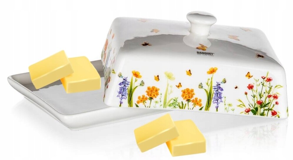 Biała maselniczka z kolorowym wzorem kwiatów i motyli, z napisem \'BANQUET\' na górze. Obok znajdują się kawałki masła na białej podstawce.