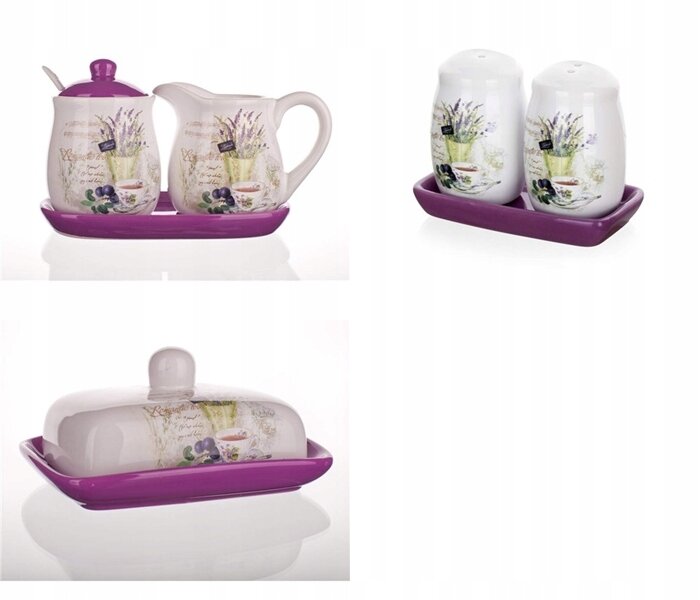 Na obrazie widoczny jest komplet porcelanowy składający się z mlecznika, maselniczki i solniczki, ozdobiony motywem lawendy i umieszczony na fioletowych podstawkach.