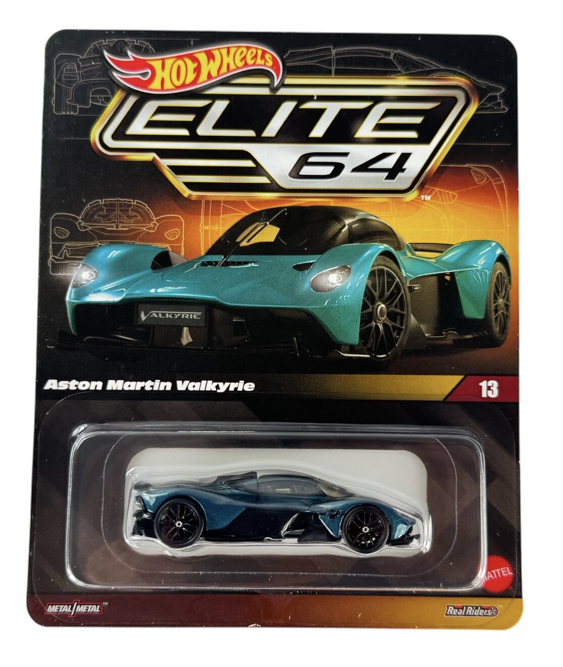 Opakowanie z modelem samochodu Hot Wheels Elite 64 przedstawiające Aston Martin Valkyrie. Na górze widoczne jest logo \'Hot Wheels Elite 64\', a poniżej napis \'Aston Martin Valkyrie\'.