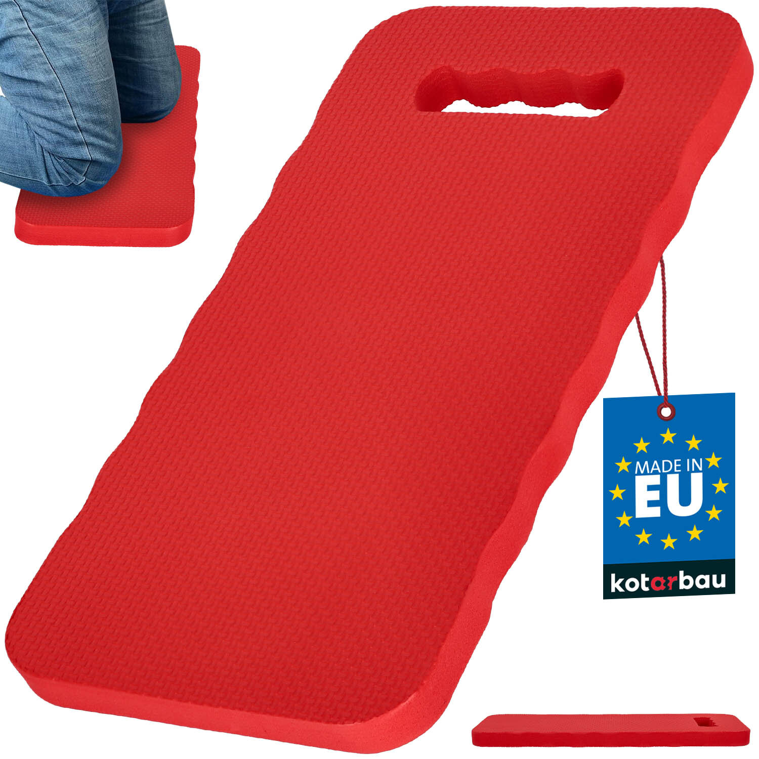 Czerwona piankowa podkładka ogrodnicza z uchwytem, na której klęczy osoba w dżinsach. Obok podkładki znajduje się niebieska etykieta z napisem \'MADE IN EU\' oraz logo \'kotarbau\'.