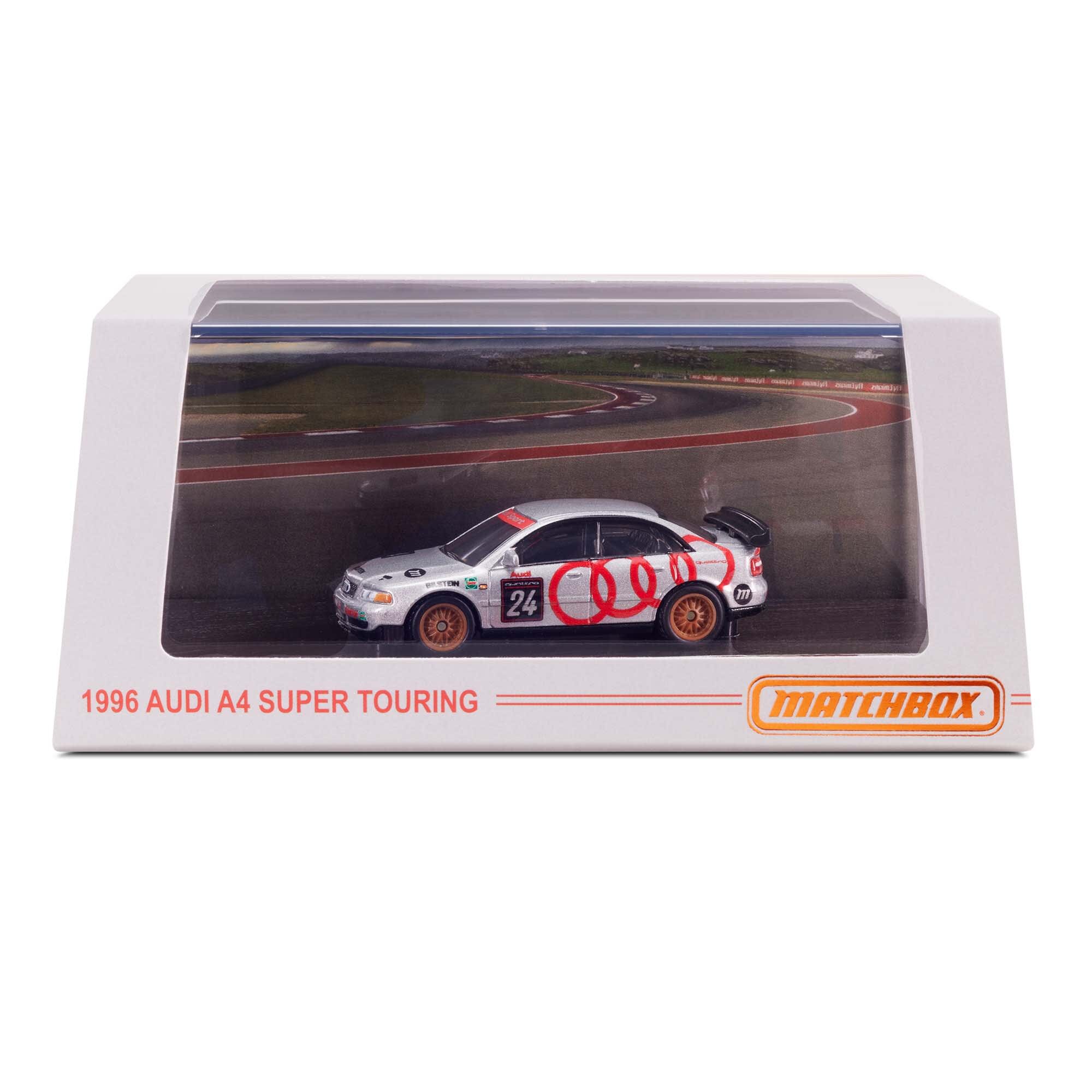 Model samochodu wyścigowego 1996 Audi A4 Super Touring w opakowaniu z przezroczystym frontem. Na opakowaniu widnieje napis \'1996 AUDI A4 SUPER TOURING\' oraz logo \'MATCHBOX\'.