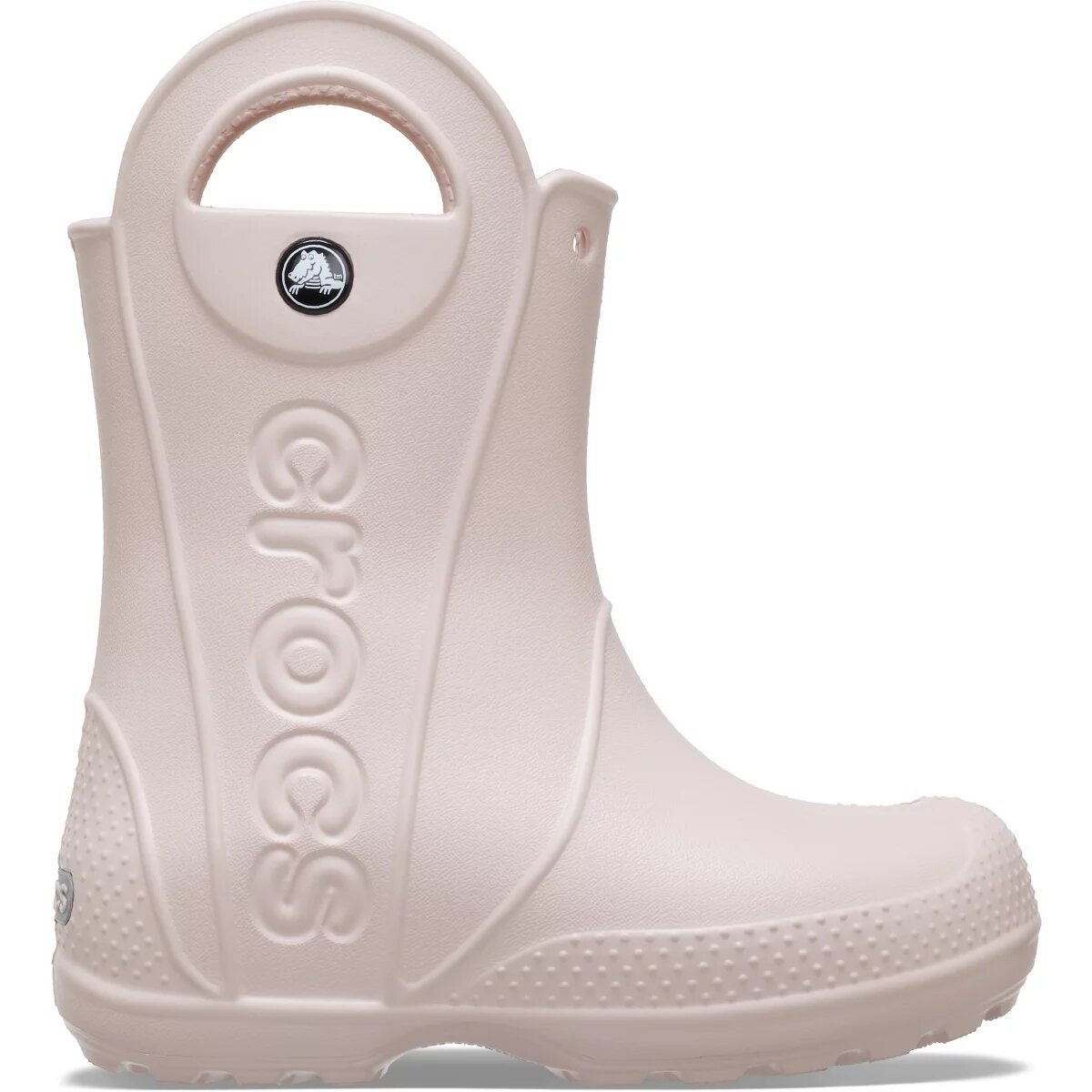 Jasnoróżowe kalosze dziecięce z dużym uchwytem na górze i wytłoczonym napisem \'crocs\' na boku. Na górze znajduje się okrągłe logo z białym symbolem na czarnym tle.