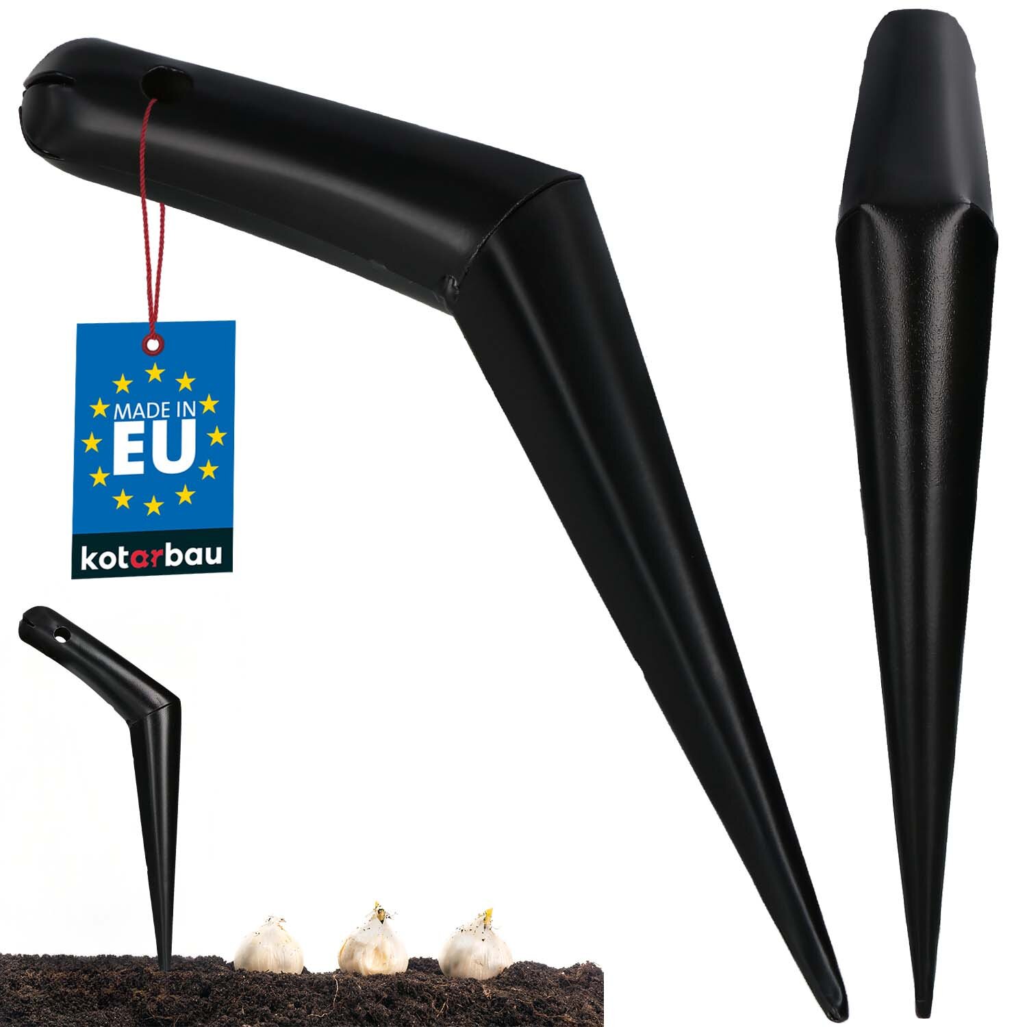 Czarny, stalowy pikownik ręczny z etykietą \'MADE IN EU\' i logo \'kotarbau\'. Na dole widoczne są trzy cebulki posadzone w ziemi.