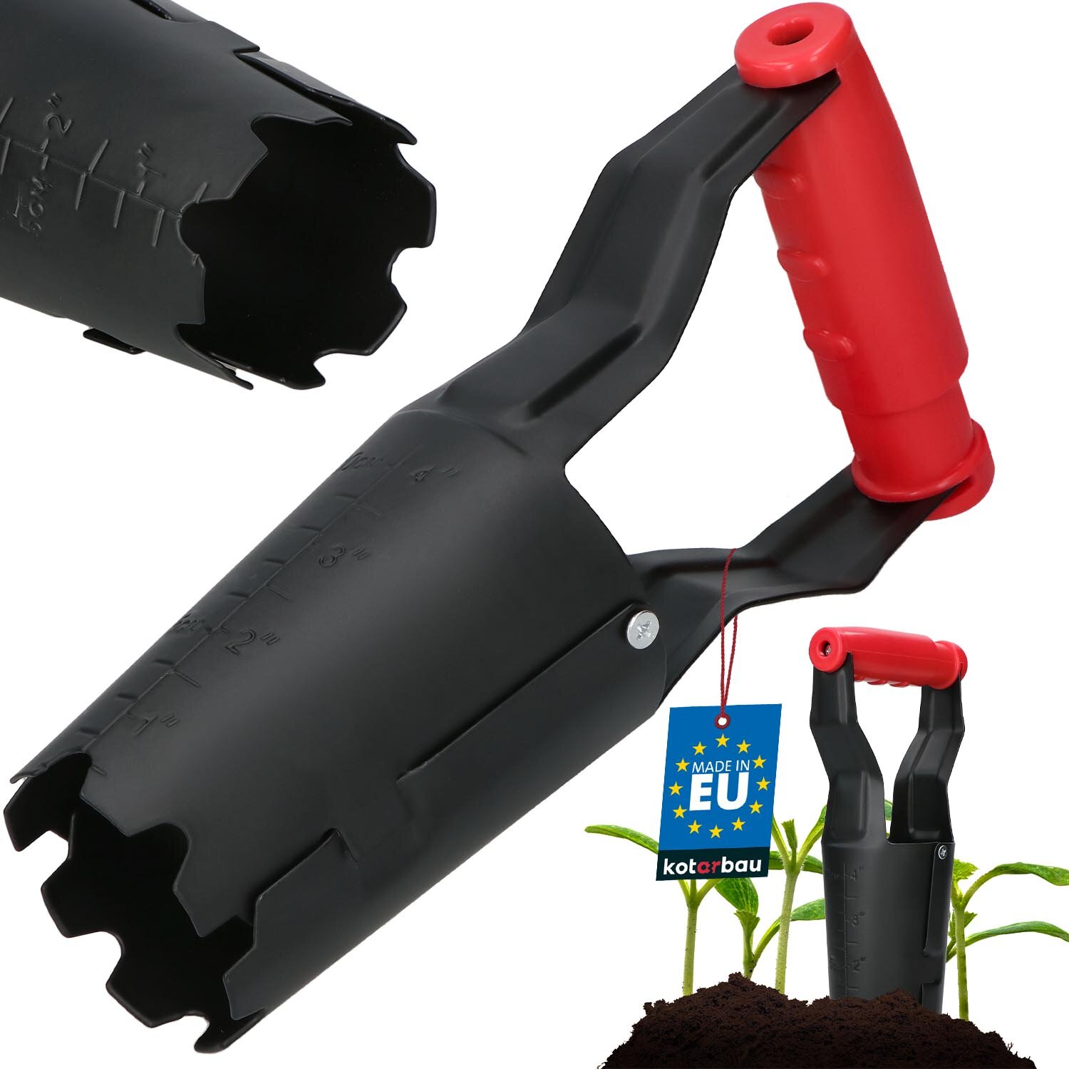 Czarna sadzarka ogrodowa z czerwonym uchwytem, z widoczną miarką na powierzchni. Obok znajduje się niebieska etykieta z napisem \'MADE IN EU\' oraz logo \'kotarbau\'.