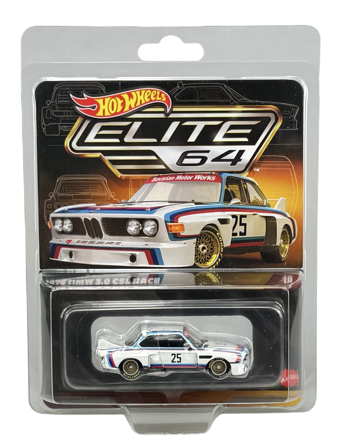 Opakowanie z modelem samochodu Hot Wheels Elite 64, przedstawiające biały samochód wyścigowy z numerem 25 i kolorowymi paskami. Widoczny jest napis \'Bavarian Motor Works\' oraz logo Hot Wheels Elite 64.