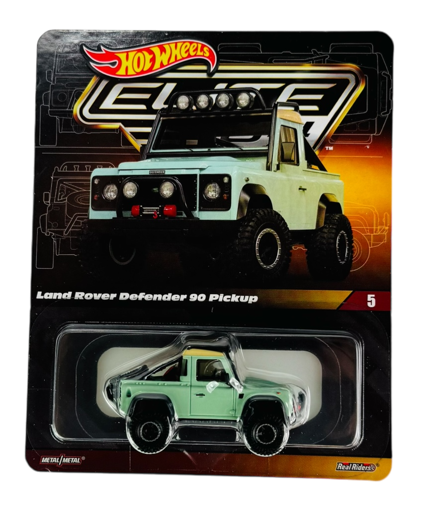 Opakowanie z modelem samochodu Hot Wheels Elite 64 przedstawiające Land Rover Defender 90 Pickup w kolorze zielonym. Na opakowaniu widnieje napis \'Land Rover Defender 90 Pickup\' oraz logo \'Hot Wheels\'.