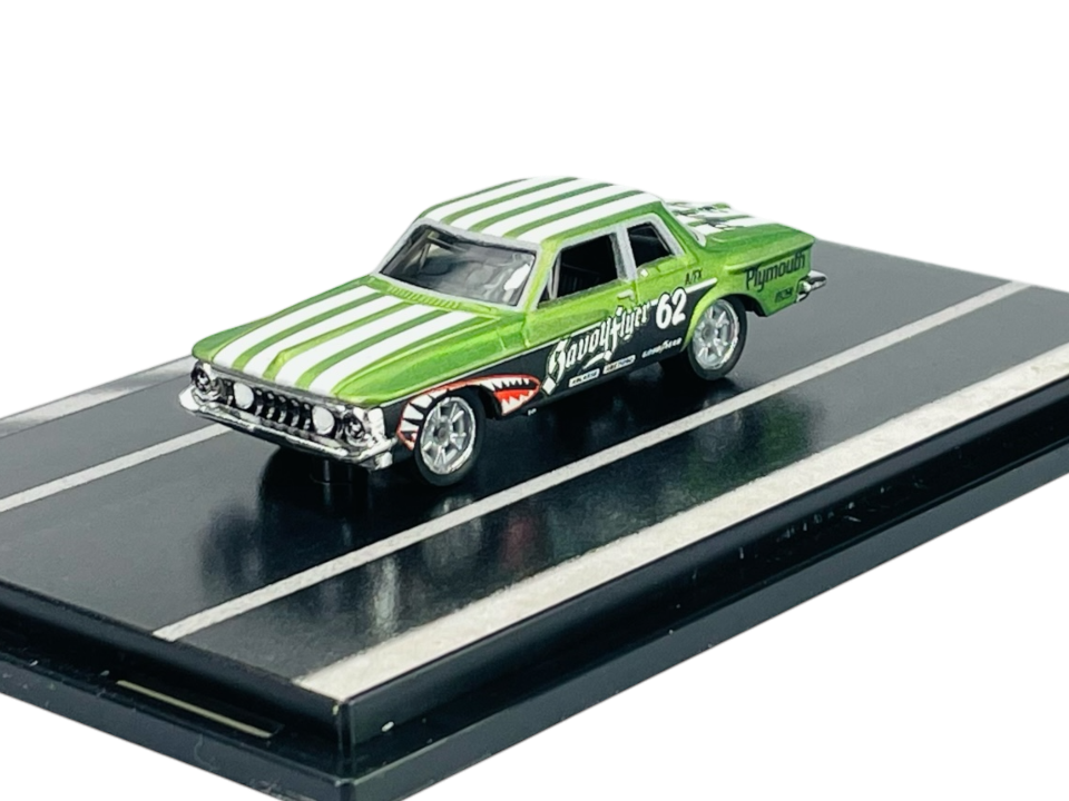 Model samochodu w zielono-białe paski z numerem 62 i napisami \'Savoy\' oraz \'Plymouth\' na boku. Samochód stoi na czarnej podstawce z białymi liniami.