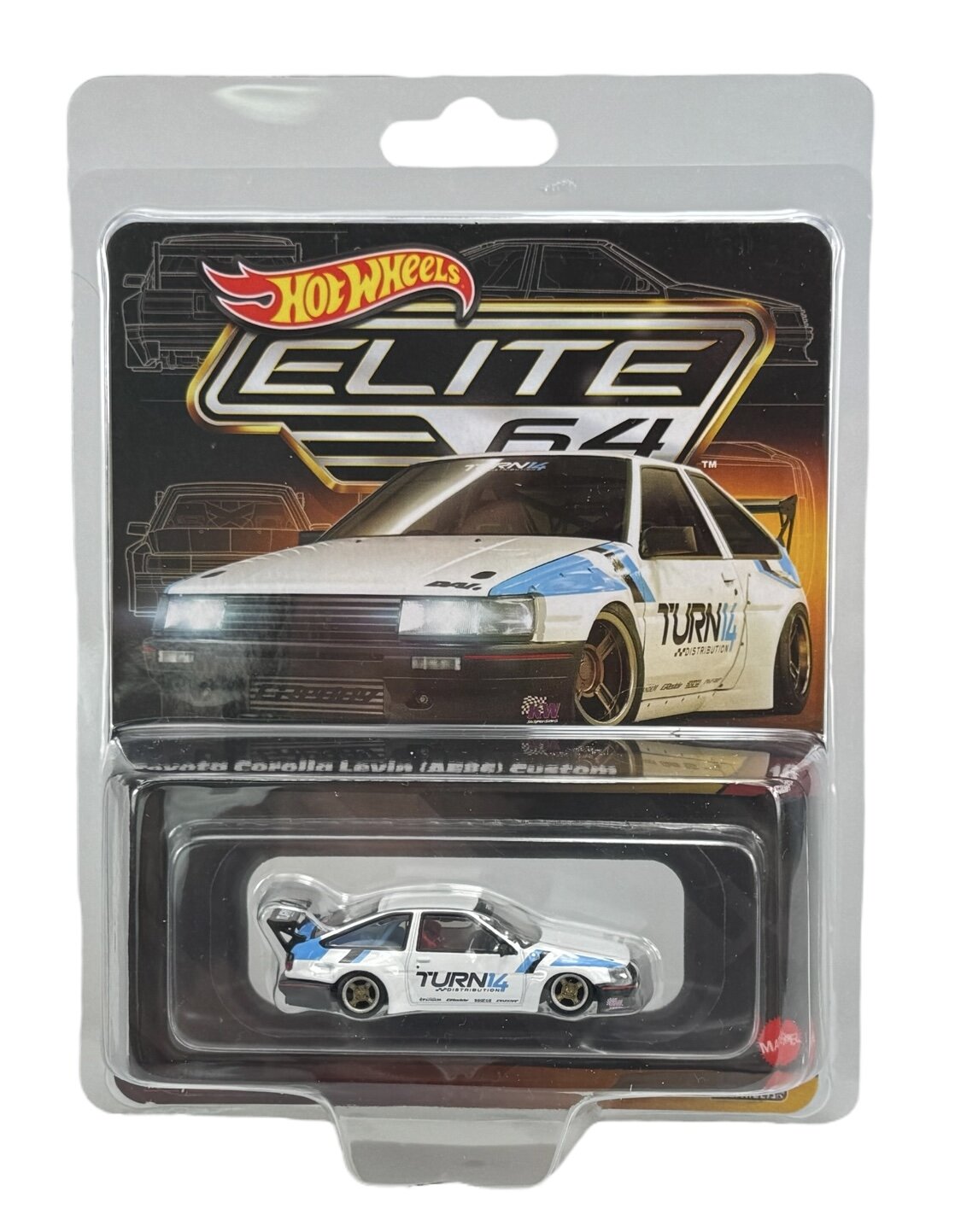Opakowanie modelu samochodu Hot Wheels Elite 64 z grafiką przedstawiającą biały samochód wyścigowy z niebieskimi i czarnymi detalami oraz napisem \'TURN14\'. W dolnej części opakowania znajduje się metalowy model samochodu Toyota Corolla Levin AE86 Custom w przezroczystej osłonie.