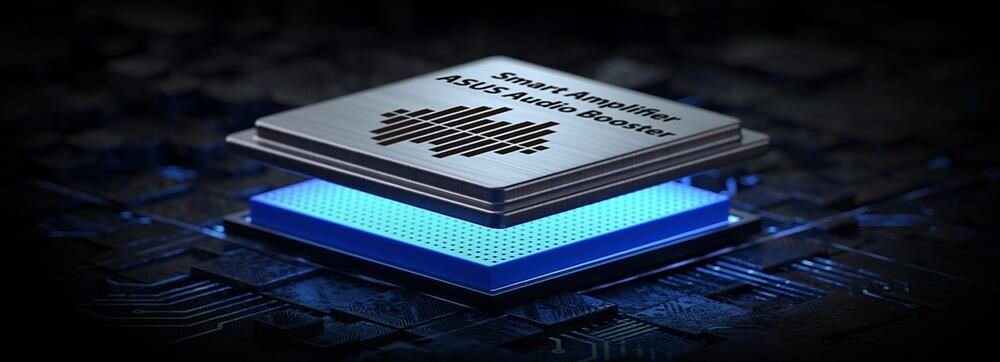 Obraz przedstawia metalowy element z napisem \'Smart Amplifier ASUS Audio Booster\' umieszczony na niebiesko podświetlonej powierzchni, przypominającej układ elektroniczny.