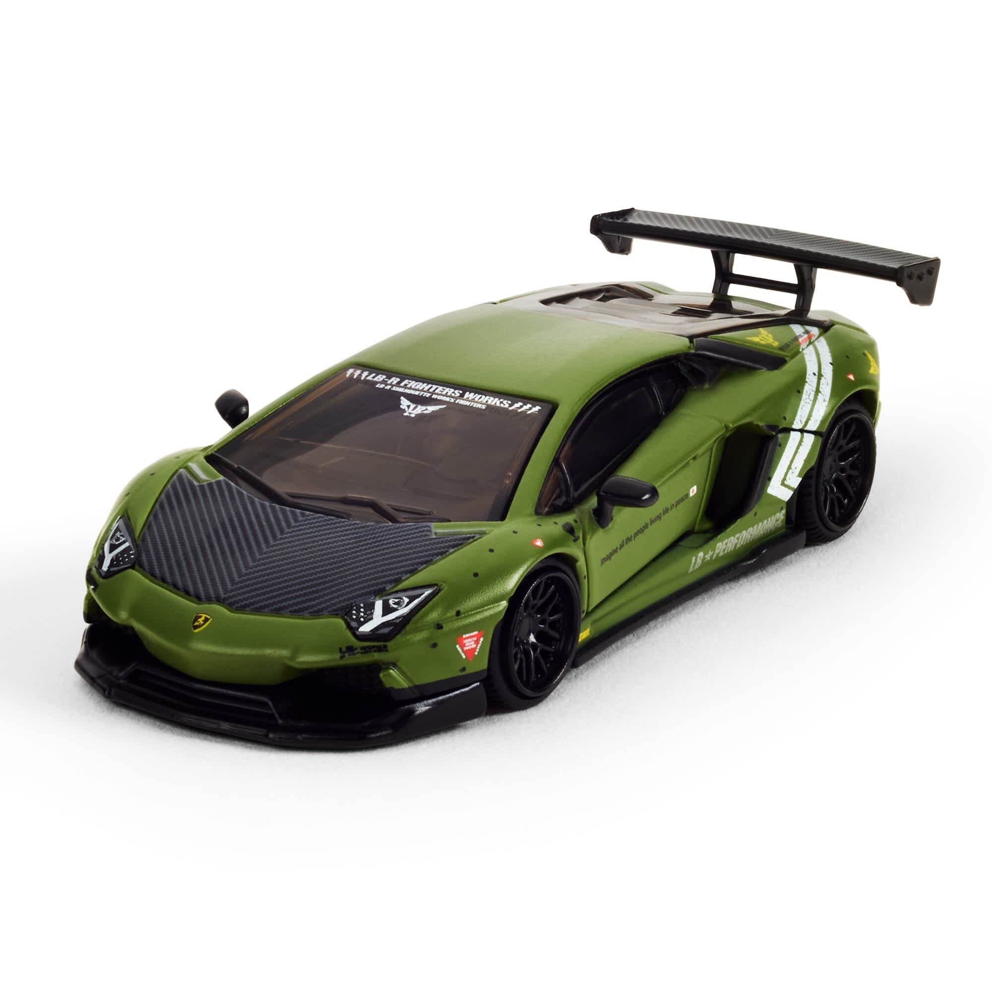 Model samochodu w skali 1:64, przedstawiający zielony pojazd sportowy z czarnymi detalami i dużym tylnym spojlerem. Na przedniej szybie widoczny jest napis \'LB-WORKS\' oraz logo w kształcie byka.