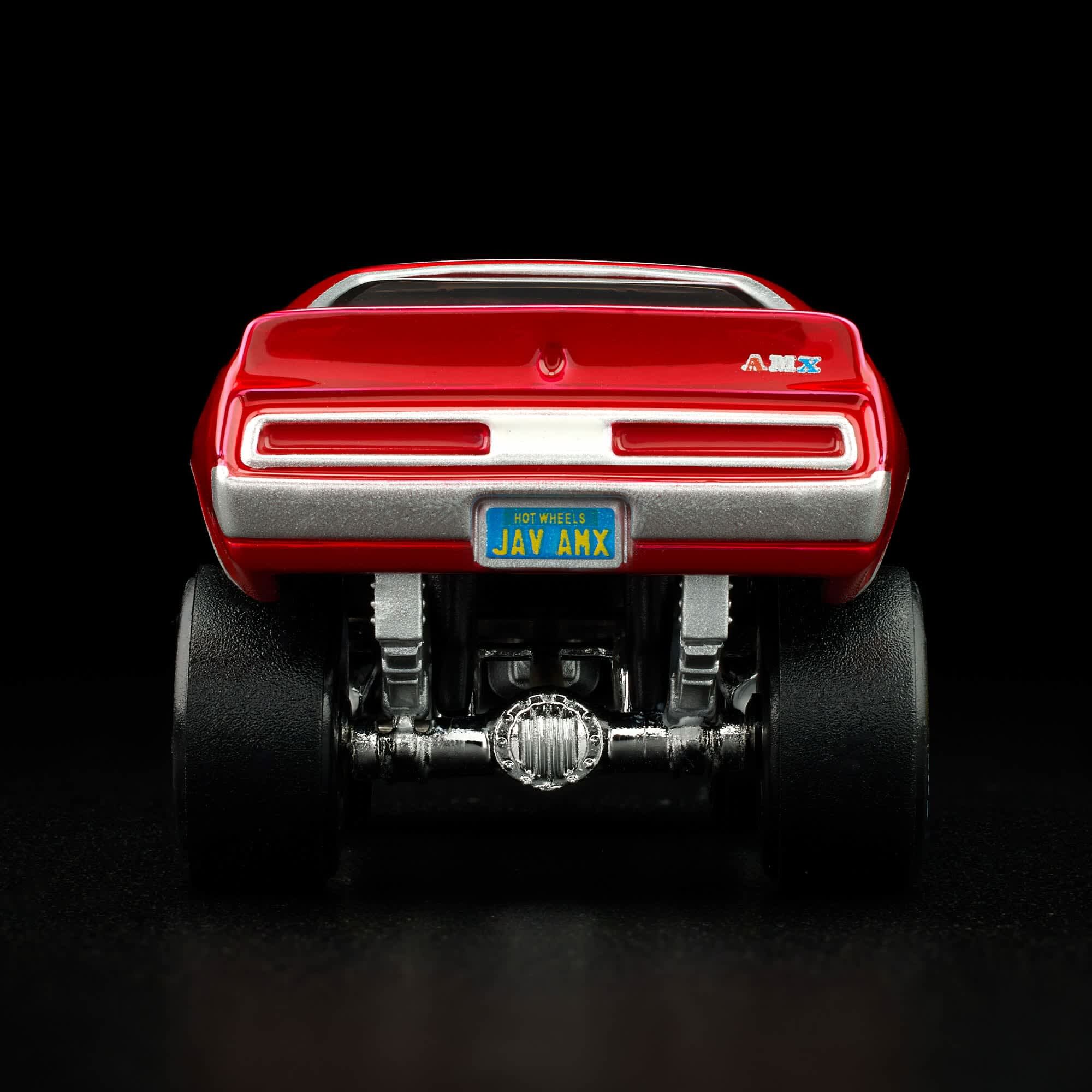 Model samochodu w kolorze czerwonym z widocznym tyłem, na tablicy rejestracyjnej napis \'HOT WHEELS JAV AMX\'.