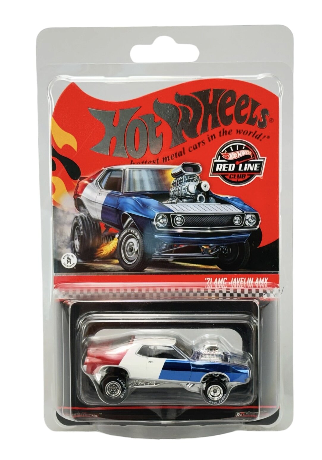 Opakowanie z modelem samochodu Hot Wheels, przedstawiające ilustrację niebiesko-białego auta z dużym silnikiem. Widoczny tekst: \'Hot Wheels\', \'Red Line Club\', \'71 AMC Javelin AMX\'.