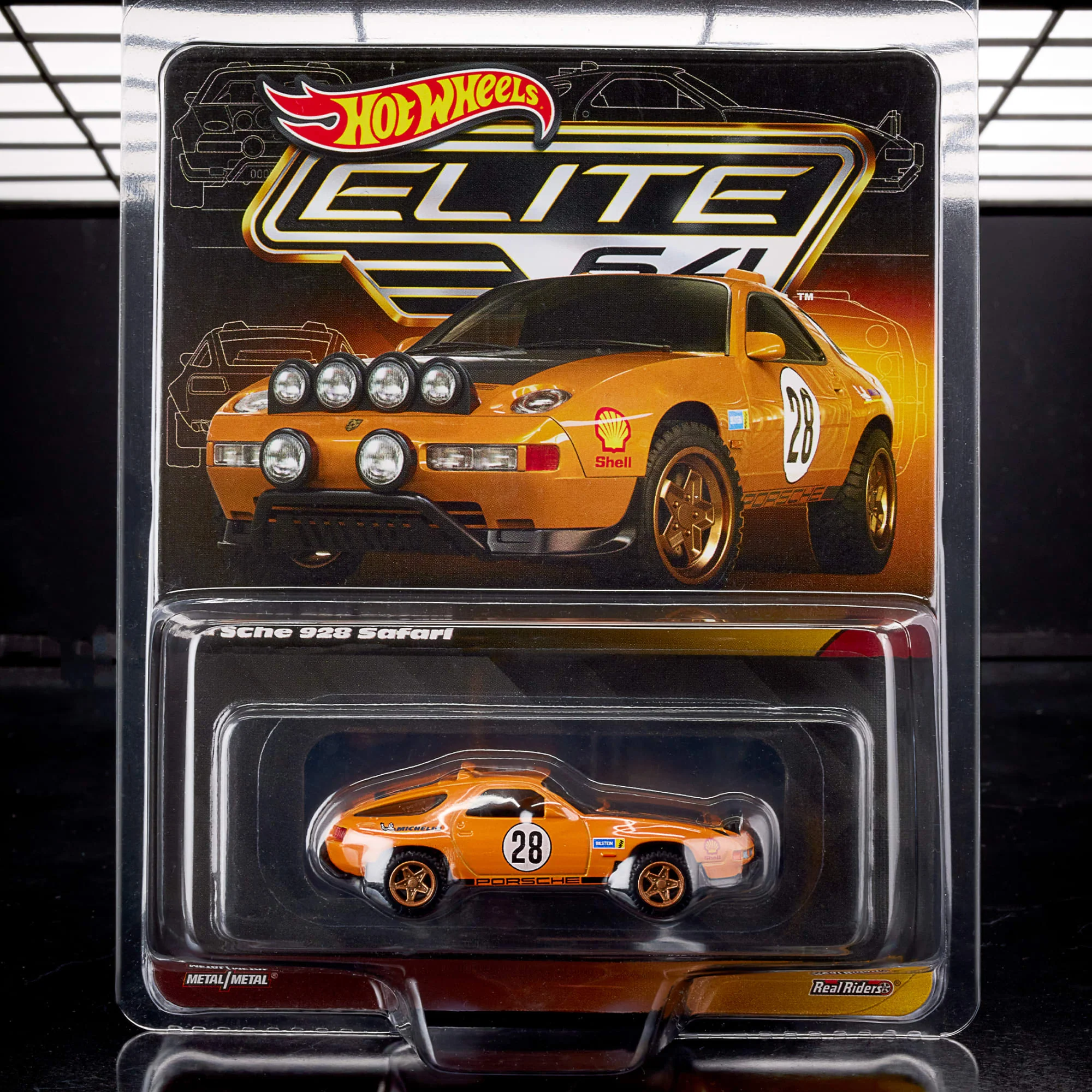 Opakowanie z modelem samochodu Hot Wheels Elite 64 Porsche 928 Safari, w kolorze pomarańczowym z numerem 28 na drzwiach. Widoczne logo Hot Wheels oraz napis \'Porsche 928 Safari\'.
