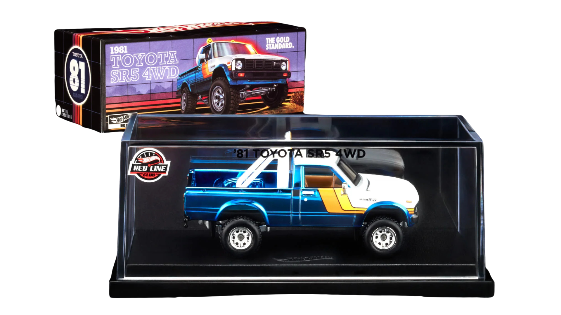 Model samochodu \'81 Toyota SR5 4WD w niebiesko-białym kolorze z żółtymi detalami, umieszczony w przezroczystej gablocie. W tle widoczne jest opakowanie z napisem \'1981 Toyota SR5 4WD\' oraz \'The Gold Standard\'.