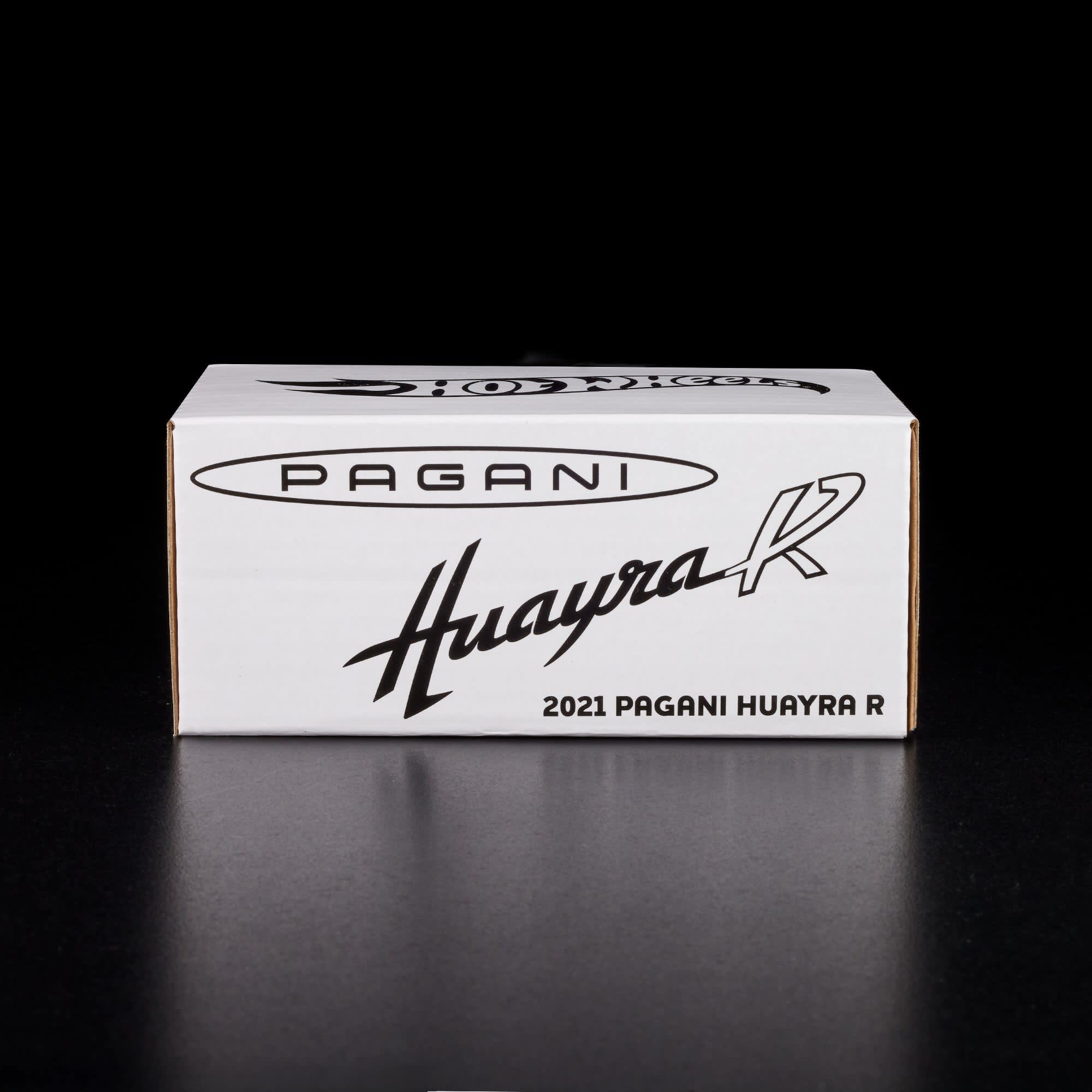 Białe pudełko z czarnym napisem \'PAGANI Huayra R\' oraz \'2021 PAGANI HUAYRA R\'.