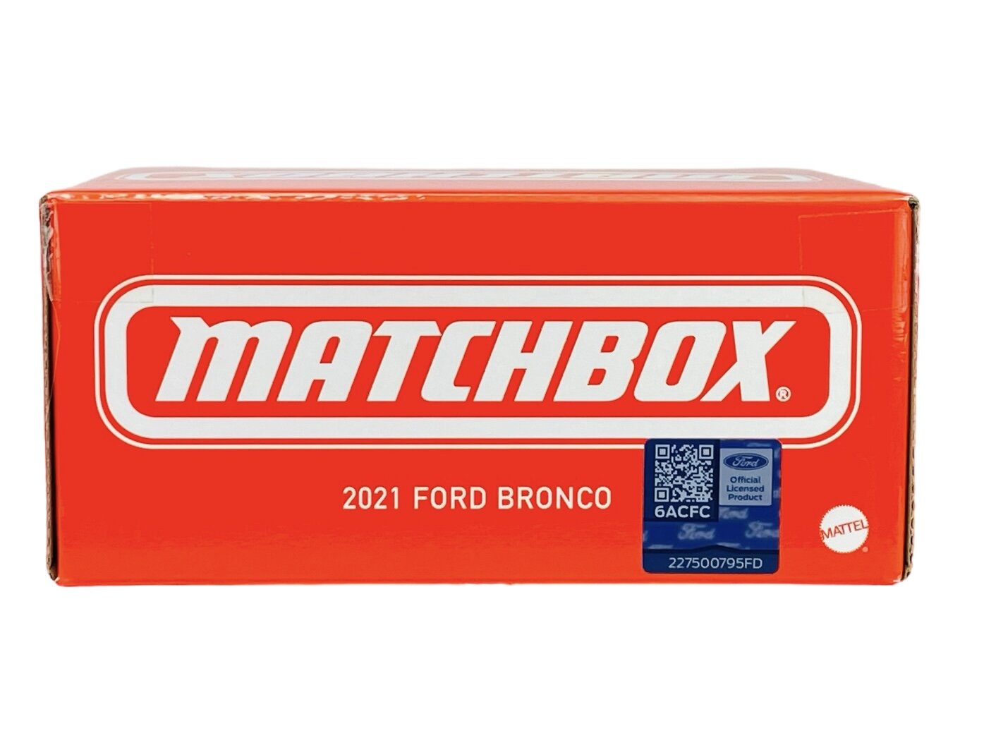 Czerwone pudełko z białym logo \'MATCHBOX\' oraz napisem \'2021 FORD BRONCO\'. Widoczne są również logo \'Mattel\' i etykieta z kodem QR oraz tekstem \'Official Licensed Product Ford\'.