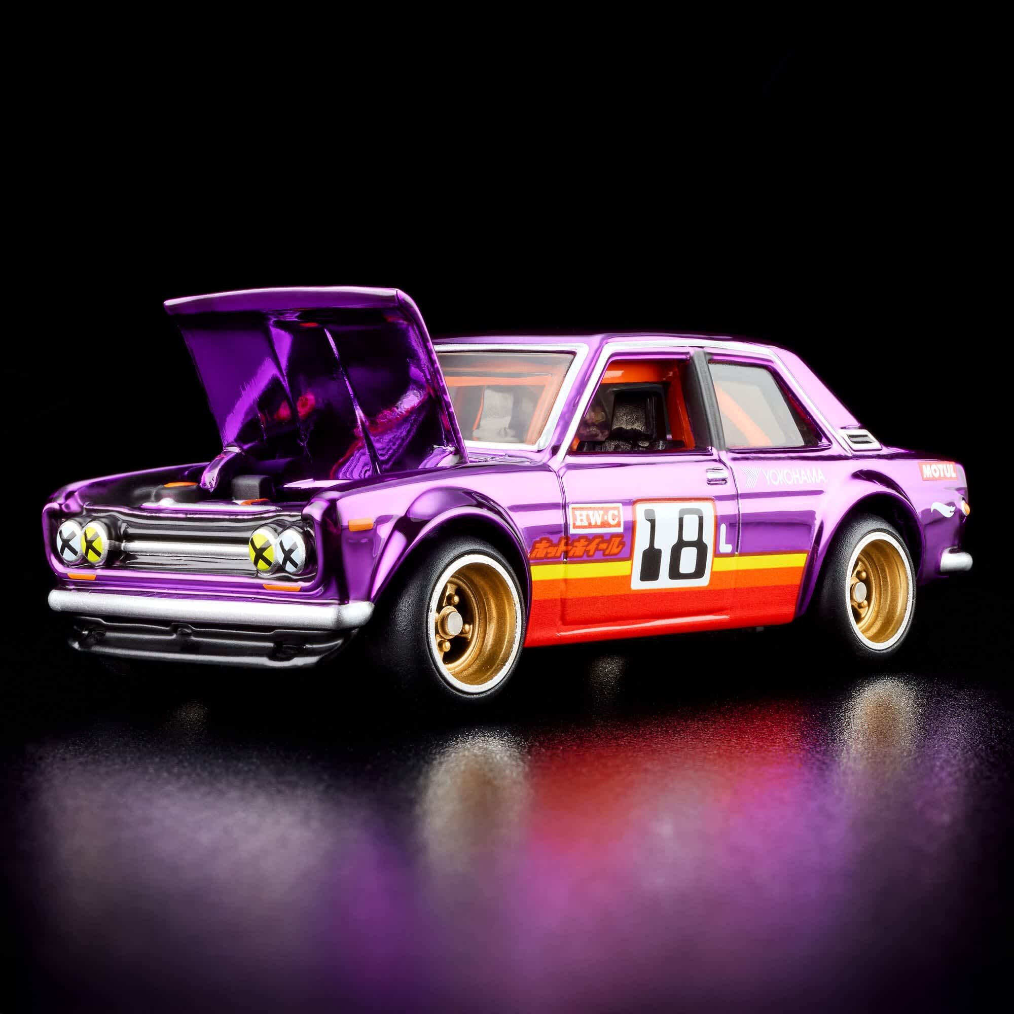 Model samochodu w kolorze fioletowym z otwartą maską, oznaczony numerem 18 na boku. Na karoserii widoczne są napisy i logo, w tym \'Yokohama\' i \'Motul\'.