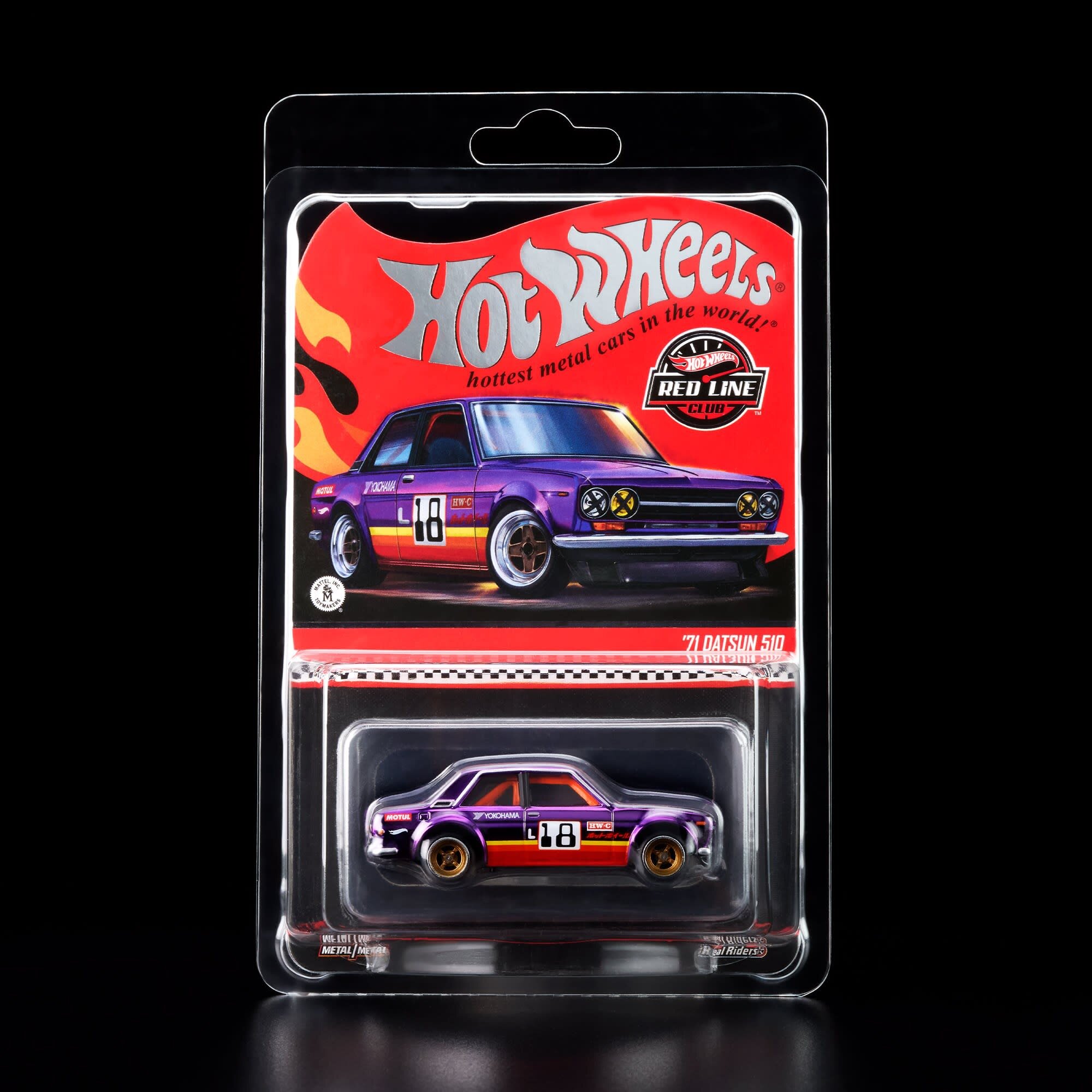 Opakowanie z modelem samochodu Hot Wheels \'71 Datsun 510 w kolorze fioletowym z numerem 18 na boku. Na górze opakowania widnieje napis \'Hot Wheels\' oraz logo \'Red Line Club\'.