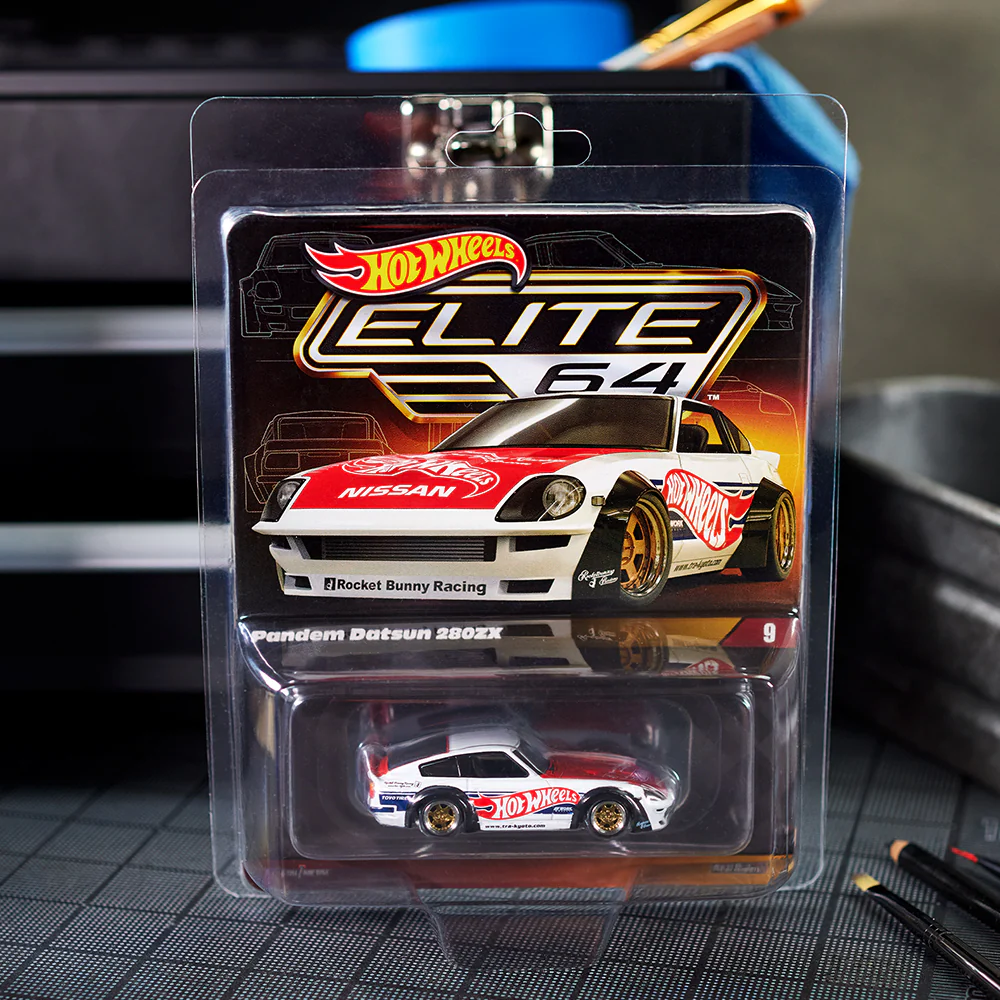 Opakowanie modelu samochodu Hot Wheels Elite 64 z widocznym modelem Pandem Datsun 280ZX. Na opakowaniu znajdują się napisy: \'Nissan\', \'Rocket Bunny Racing\' oraz logo Hot Wheels.