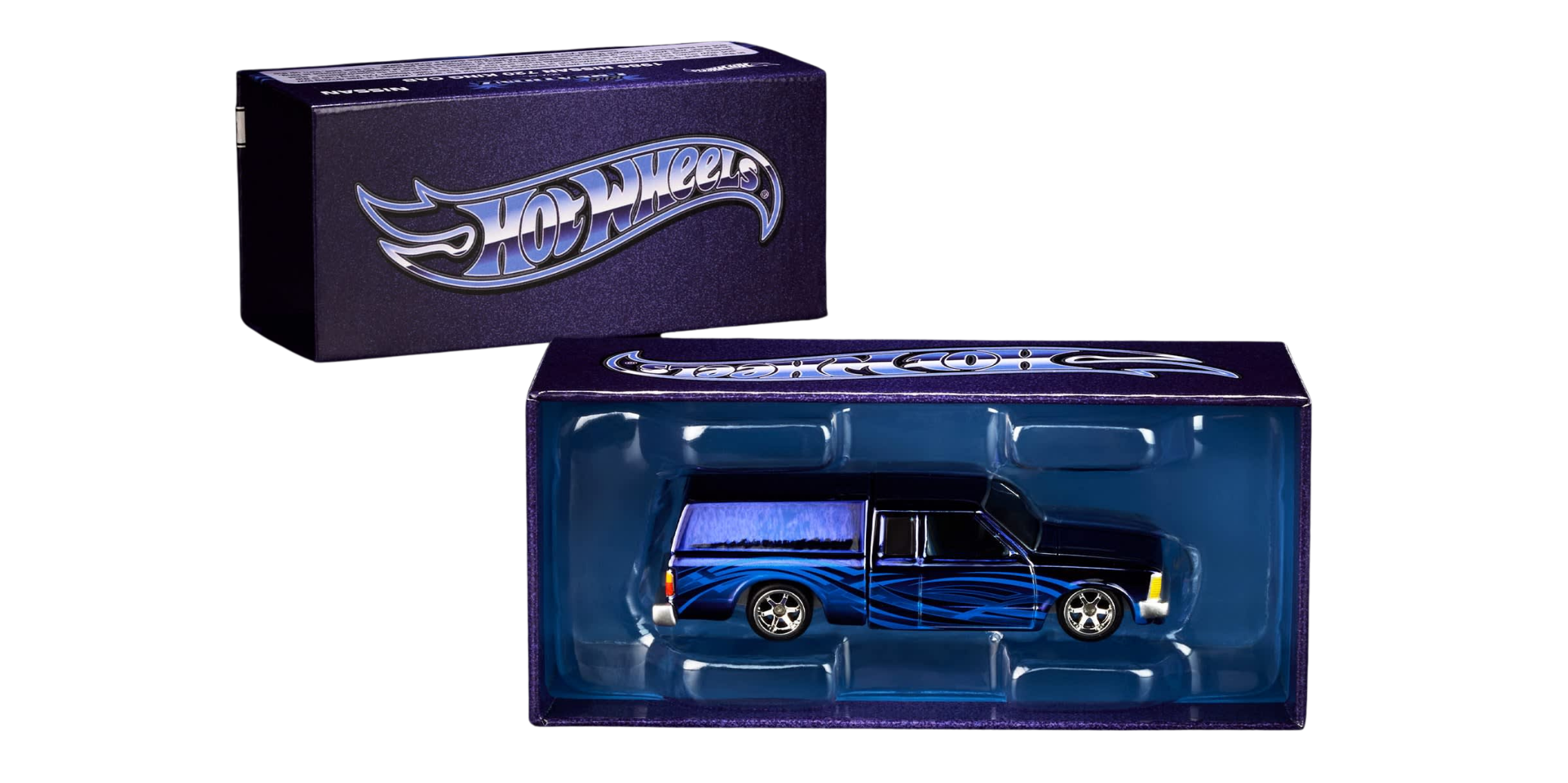 Model samochodu w kolorze niebieskim z czarnymi i niebieskimi wzorami, zapakowany w przezroczyste pudełko. Na opakowaniu widoczne jest logo \'Hot Wheels\'.