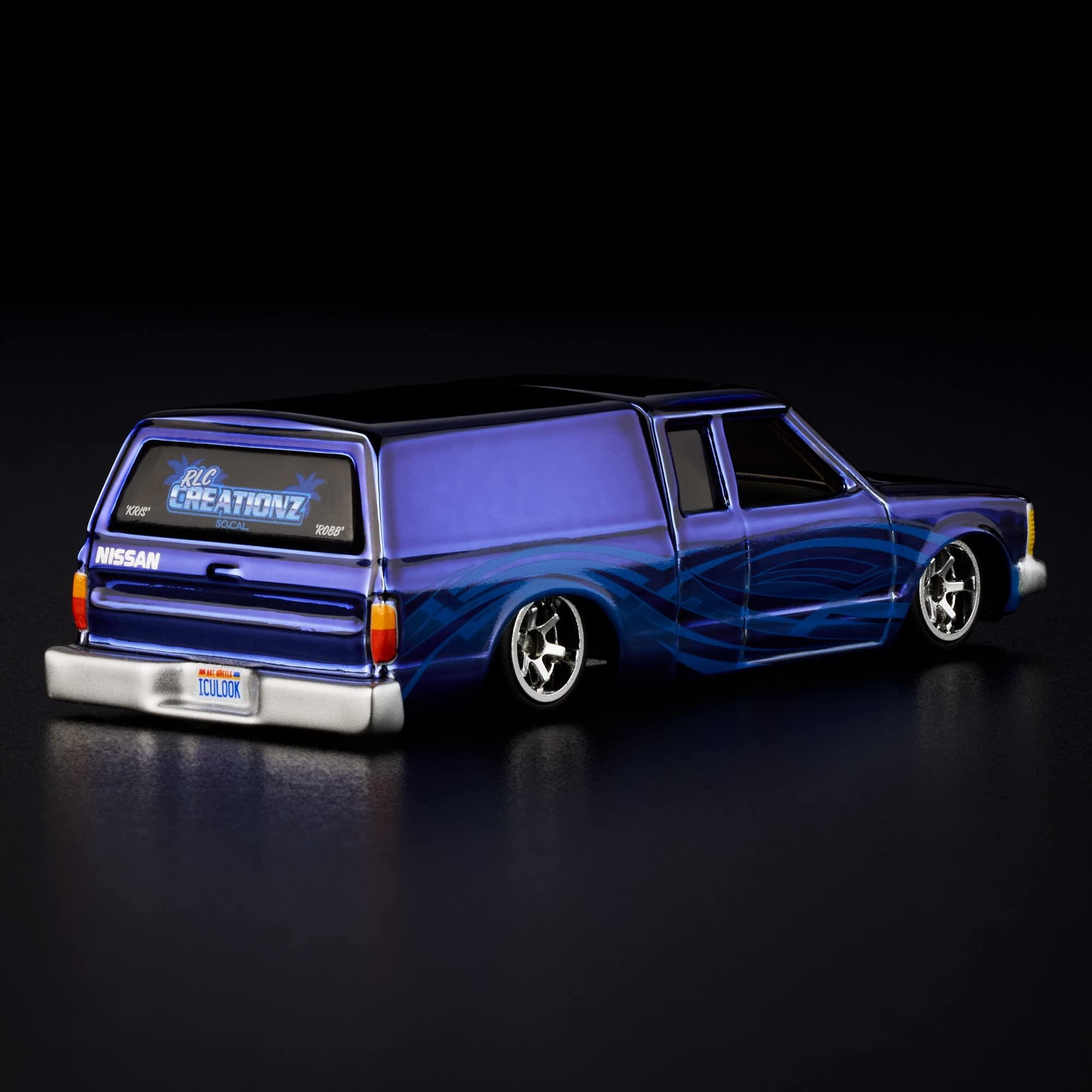 Model samochodu w kolorze fioletowym z napisem \'NISSAN\' i \'RLC CREATIONZ\' na tylnej szybie. Tablica rejestracyjna z napisem \'ICULOOK\'.